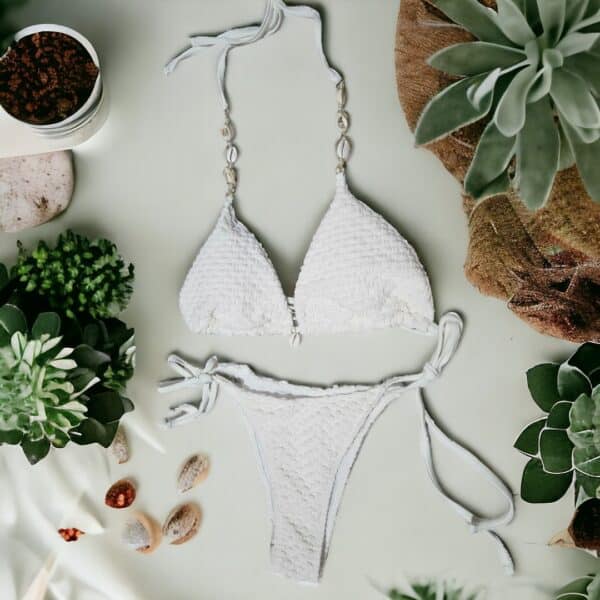 BIQUINI BRANCO COM TEXTURA E DETALHES EM BÚZIOS