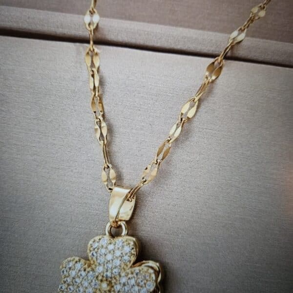 Colar trevo da sorte strass