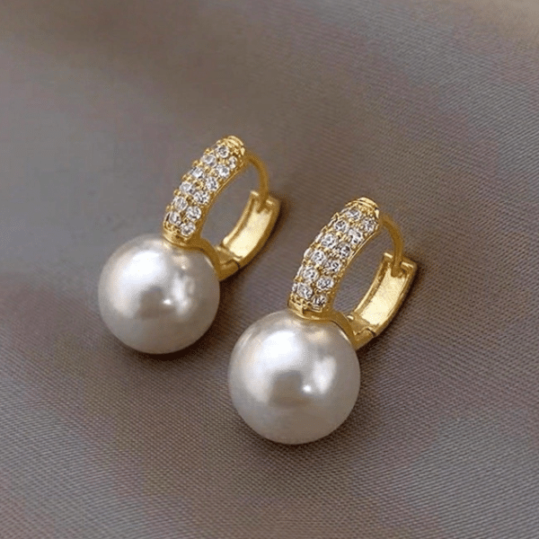 Brinco em pérolas e strass