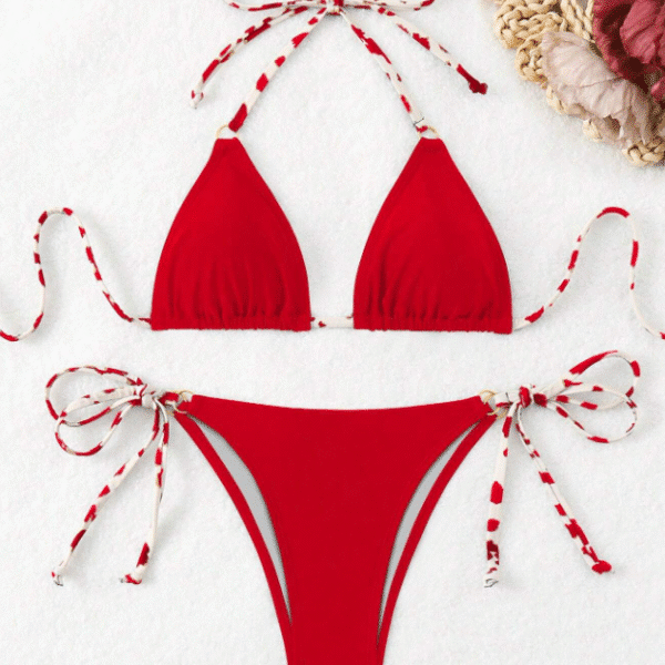 Biquini vermelho com detalhes