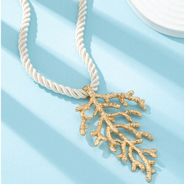Colar com Pingente de Coral
